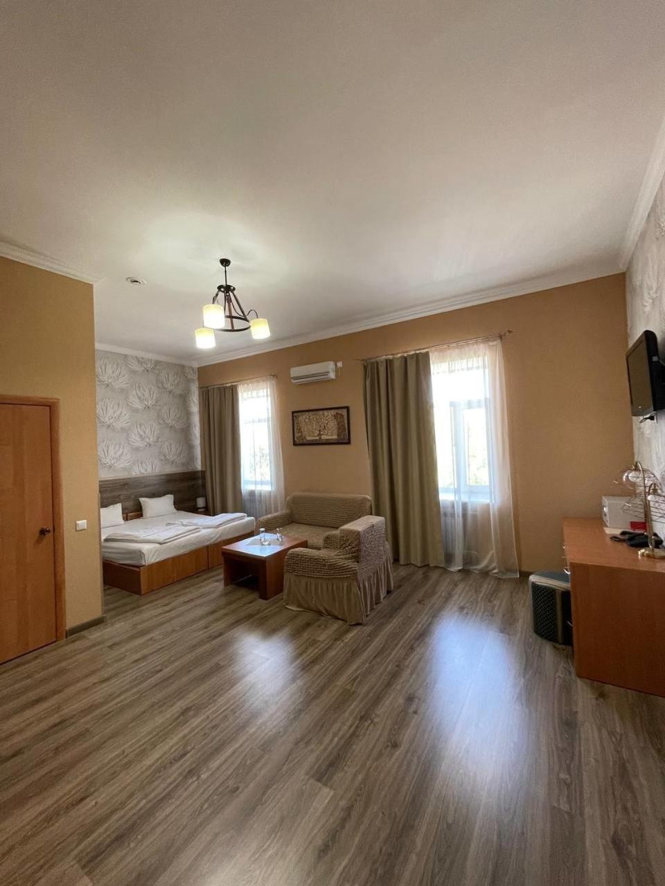 Shanyrak Hotel Temirtau Esterno foto